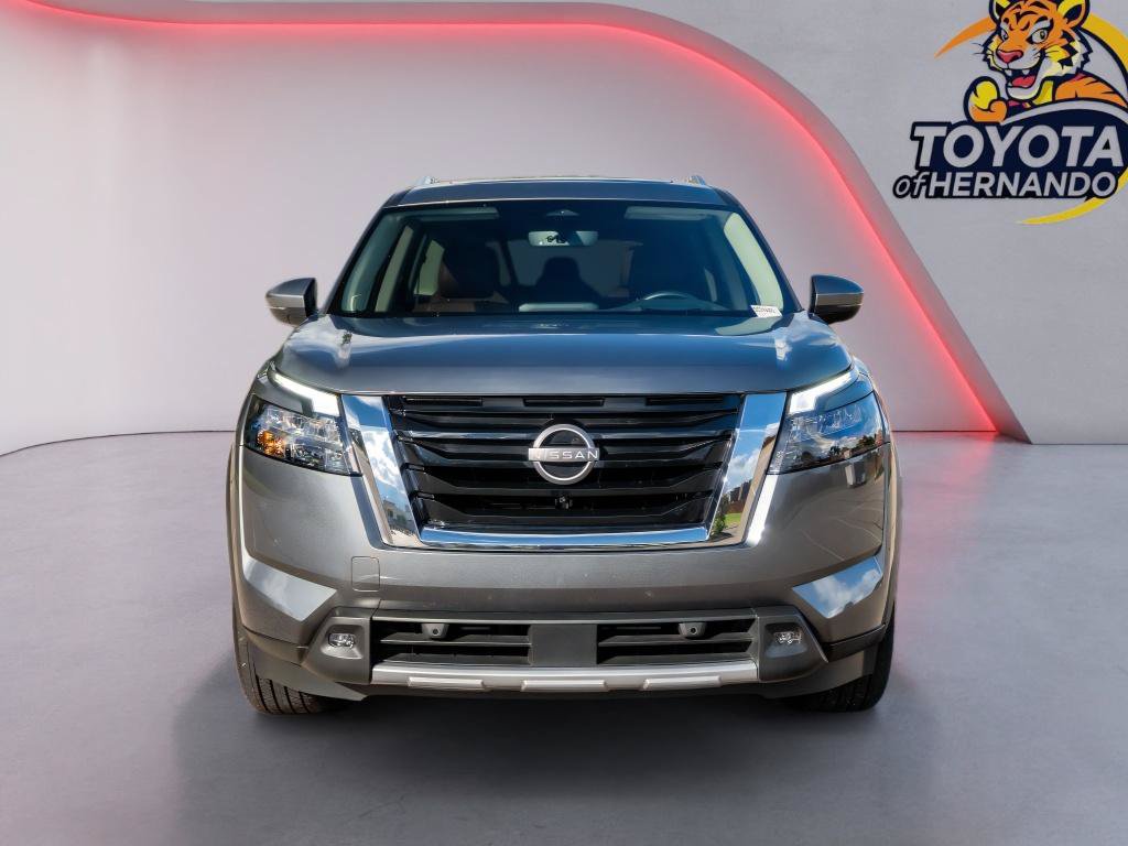 Used 2025 Nissan Pathfinder Platinum FWD image 2