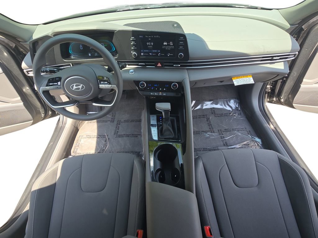 Used 2025 Hyundai Elantra Blue image 9