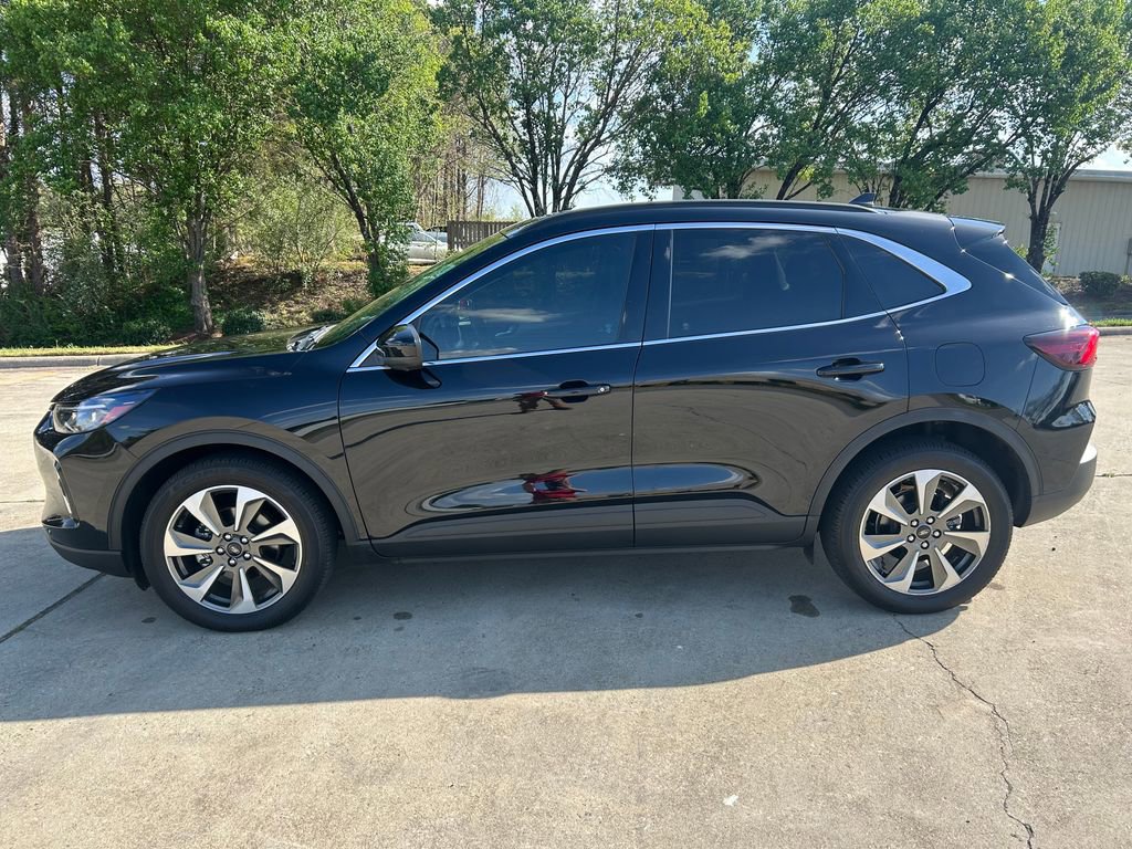 Used 2023 Ford Escape Platinum AWD/4WD image 2