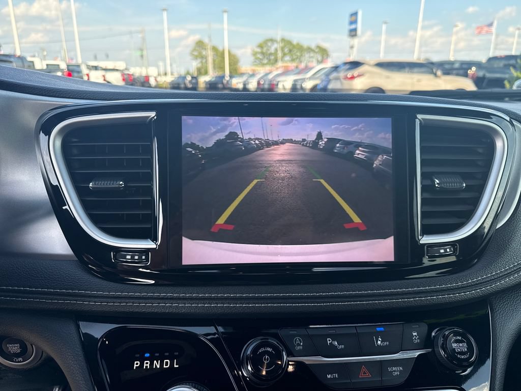 Used 2023 Chrysler Pacifica Touring FWD image 29