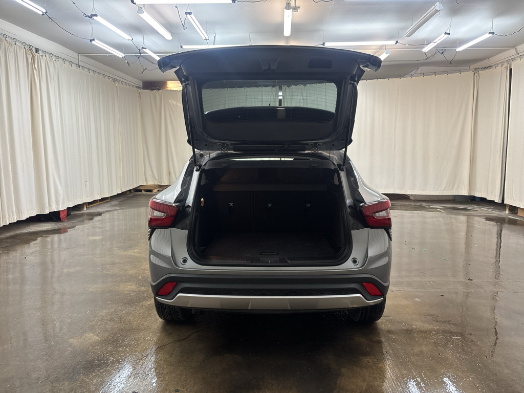 Used 2025 Chevrolet Trax LT w/ LT Convenience Package FWD image 8