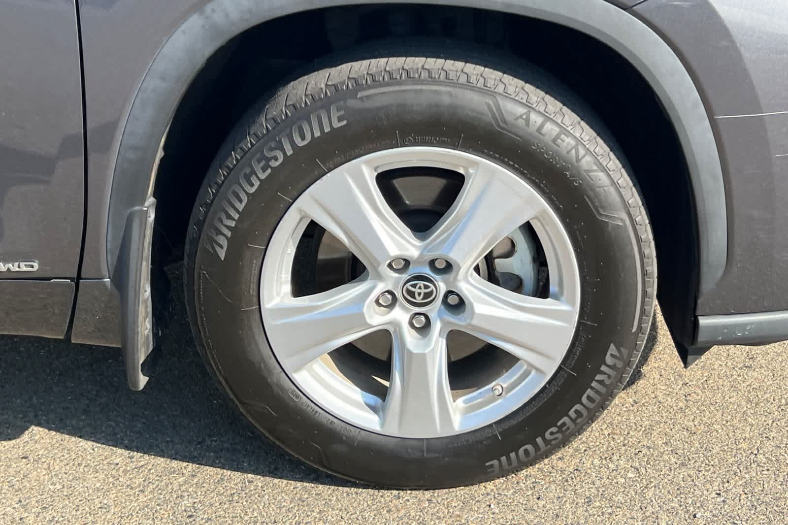 Used 2022 Toyota Highlander LE AWD/4WD image 17