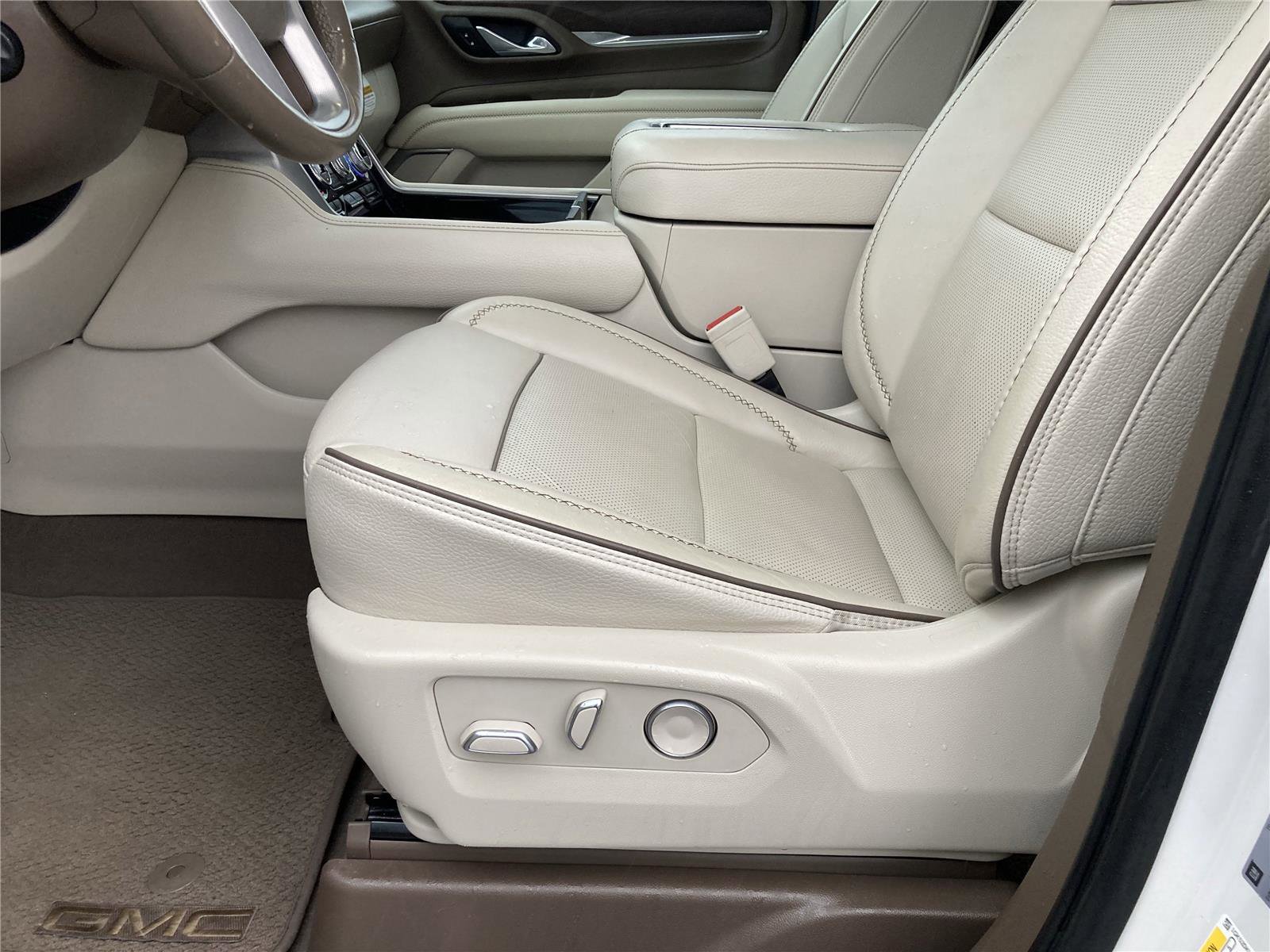 Used 2021 GMC Yukon Denali w/ Denali Premium Package image 23