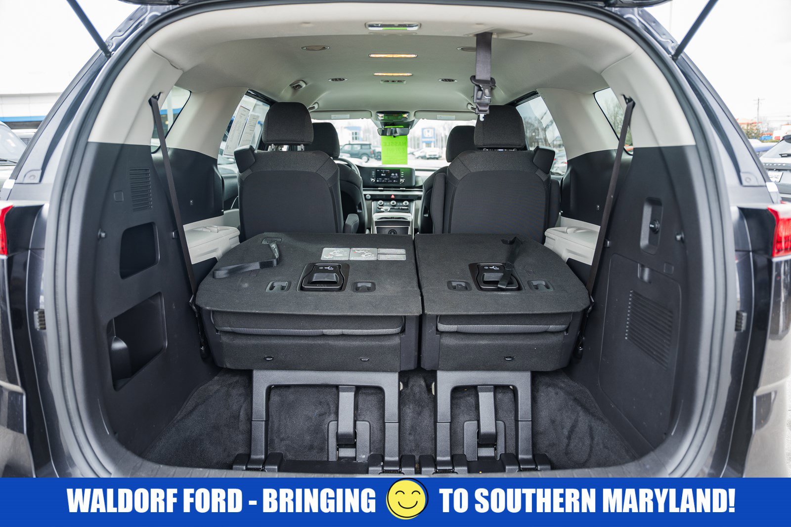 Used 2023 Kia Carnival LX image 9