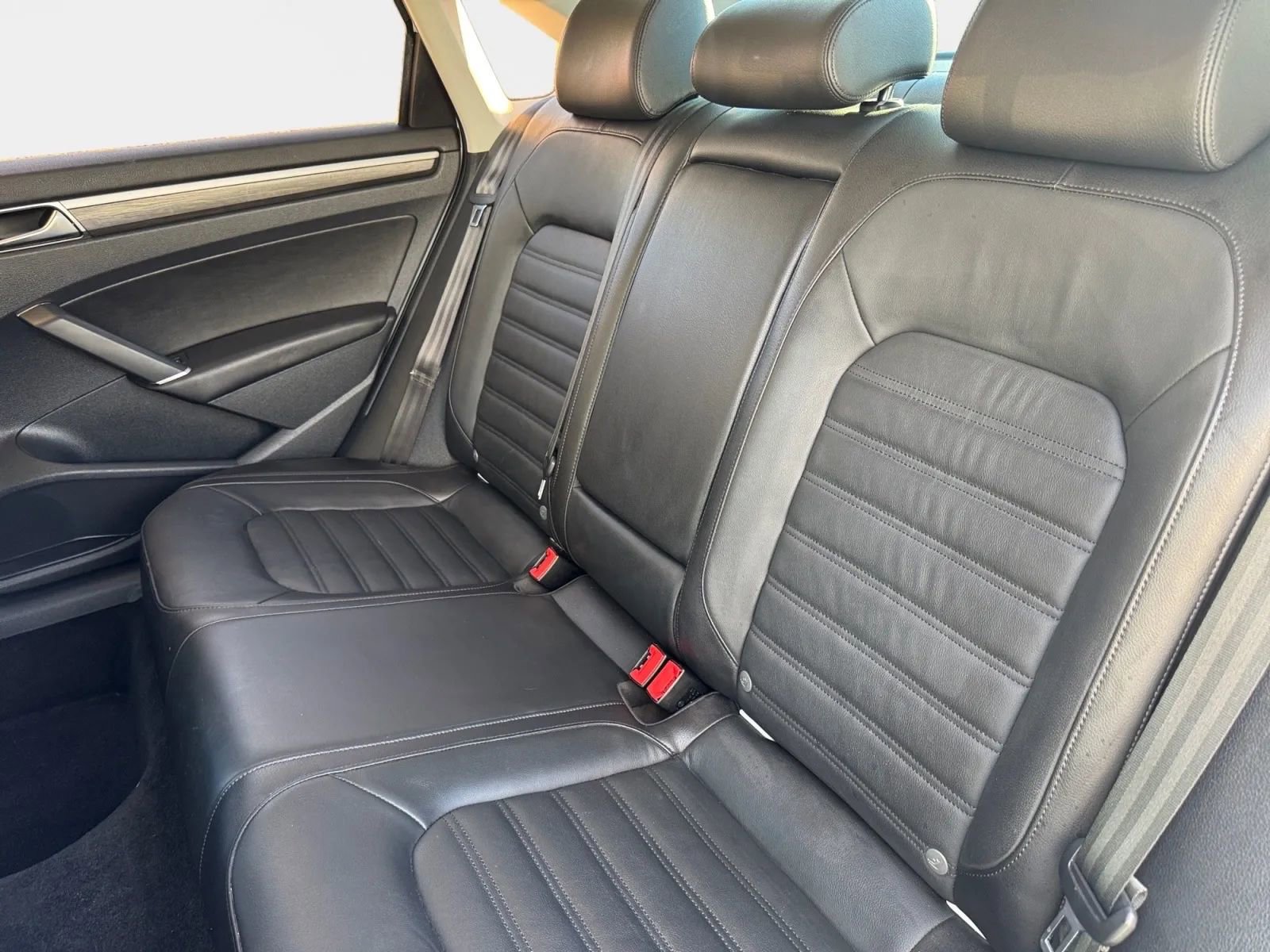 Used 2018 Volkswagen Passat 2.0T SEL Premium image 11