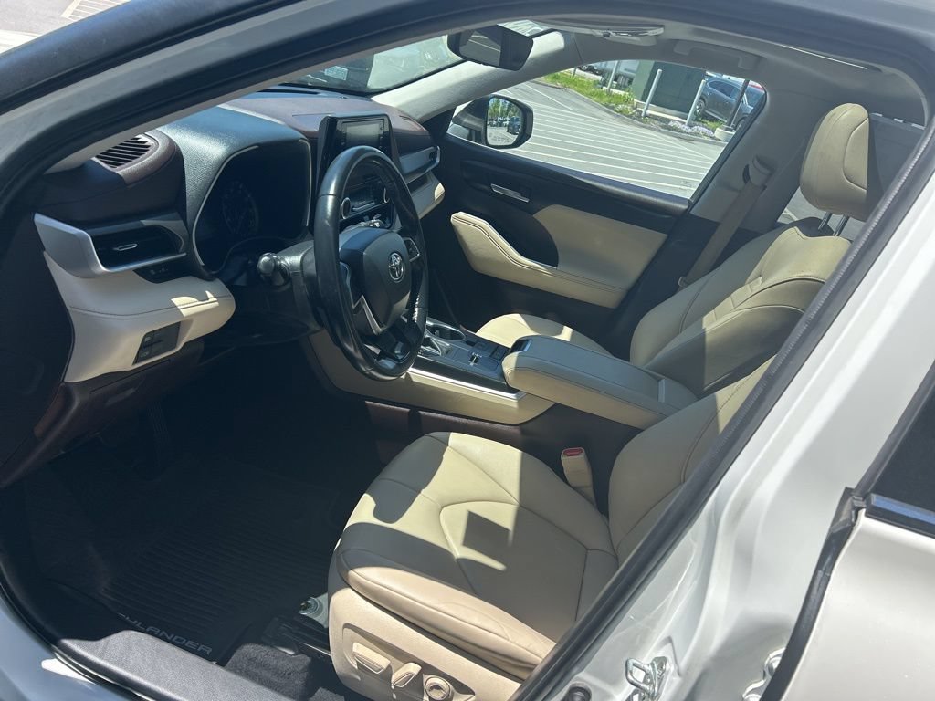 Used 2020 Toyota Highlander XLE AWD/4WD image 13