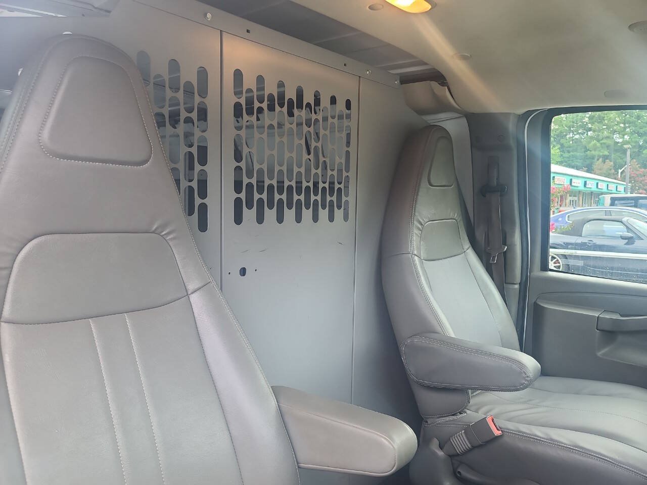 Used 2018 Chevrolet Express 2500 RWD image 32