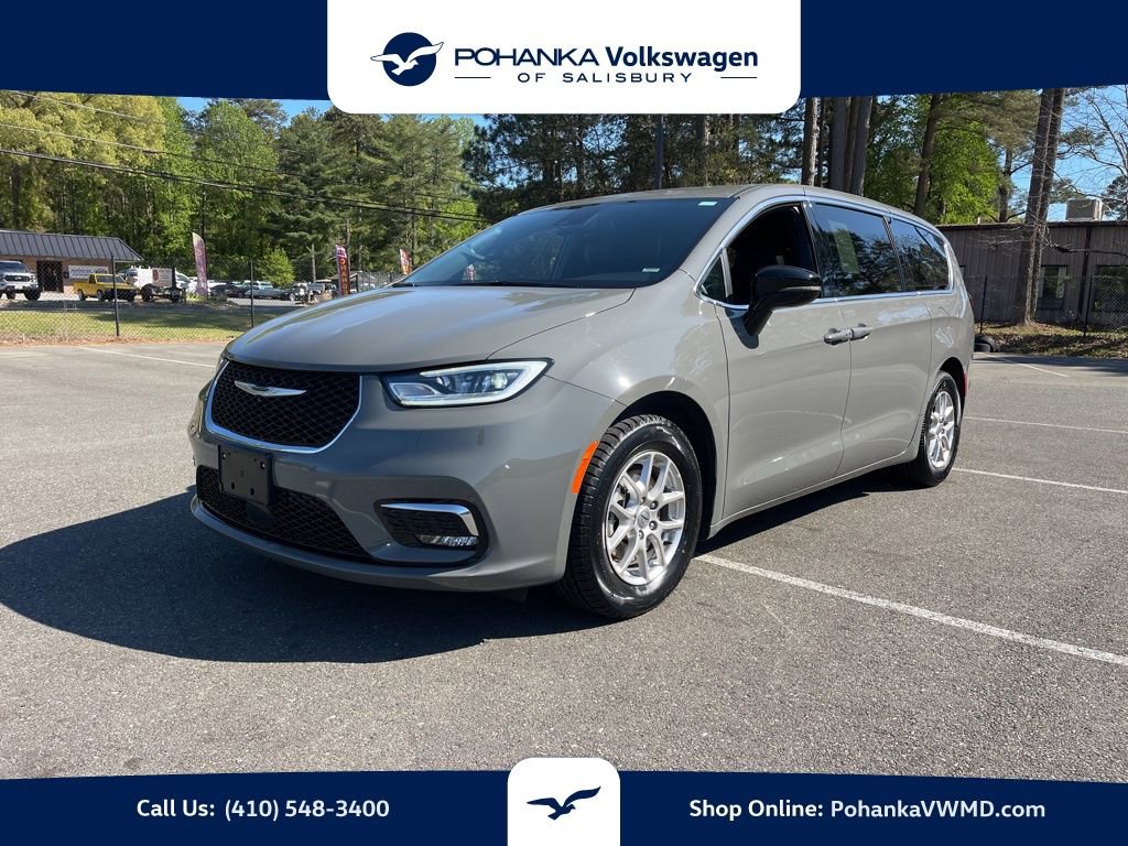 Used 2025 Chrysler Pacifica Select