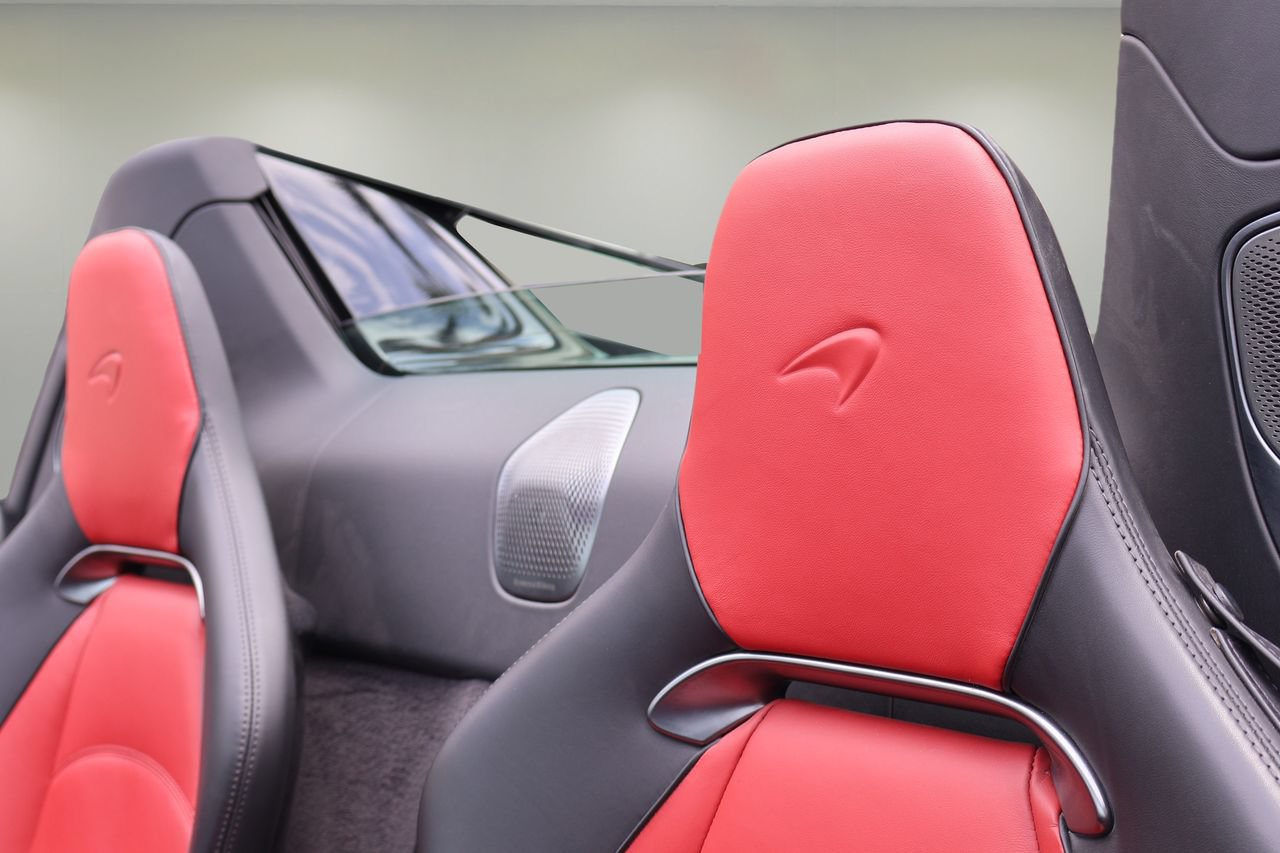 Used 2025 McLaren Artura Spider RWD image 11