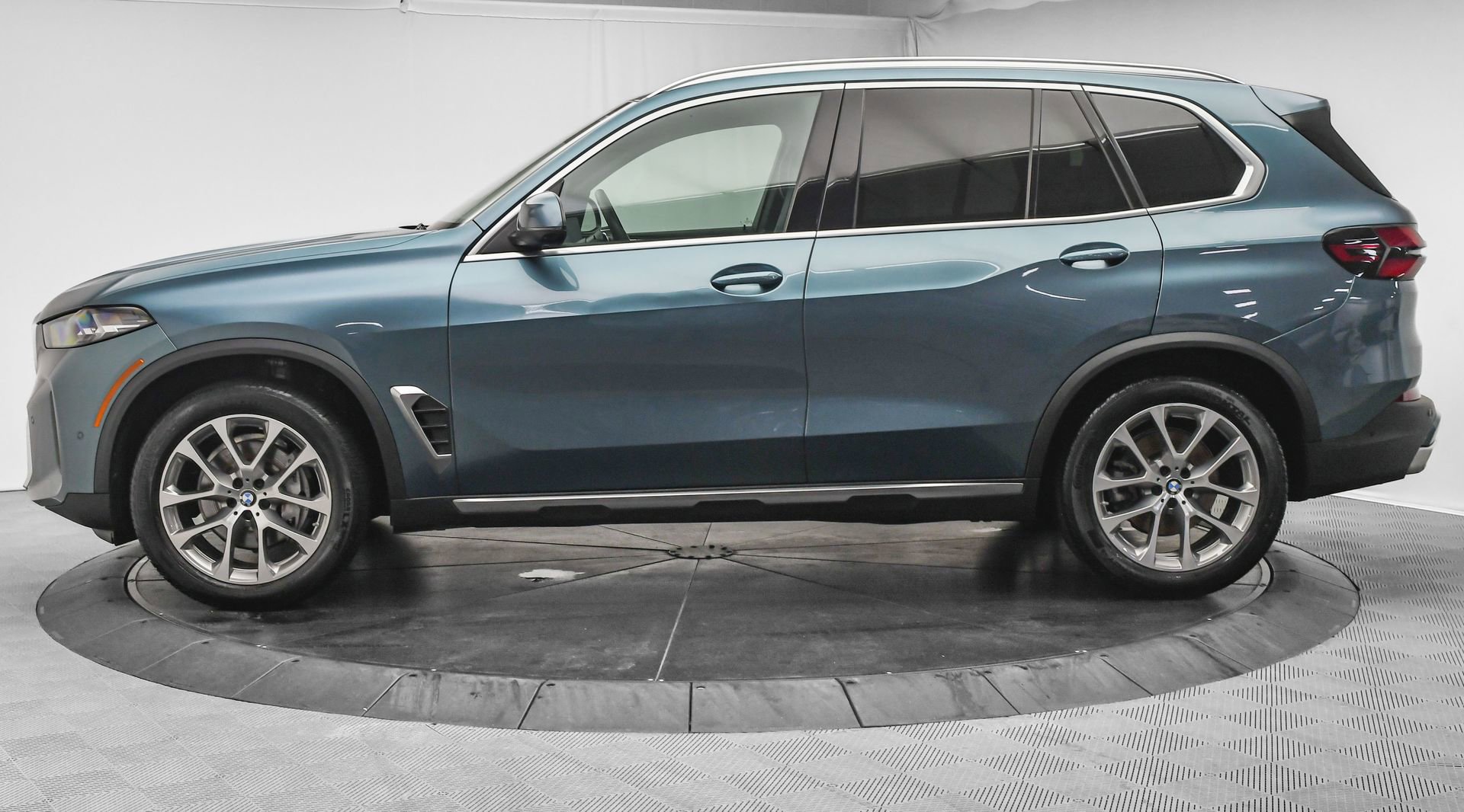 Used 2024 BMW X5 xDrive40i w/ Parking Assistance Package image 4