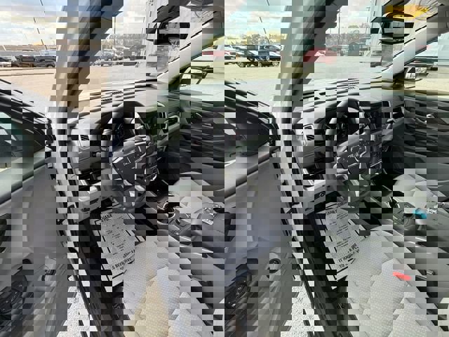 Used 2023 GMC Terrain SLE w/ Driver Convenience Package image 3