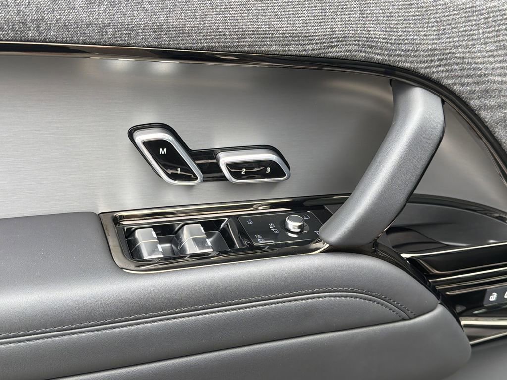 Used 2025 Land Rover Range Rover Sport SE image 21