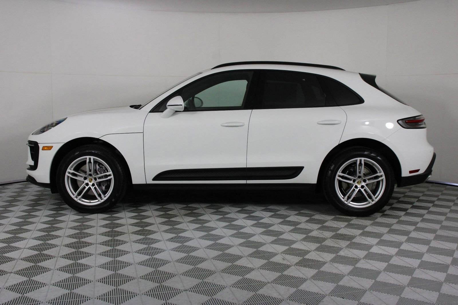 Certified 2022 Porsche Macan AWD/4WD image 2