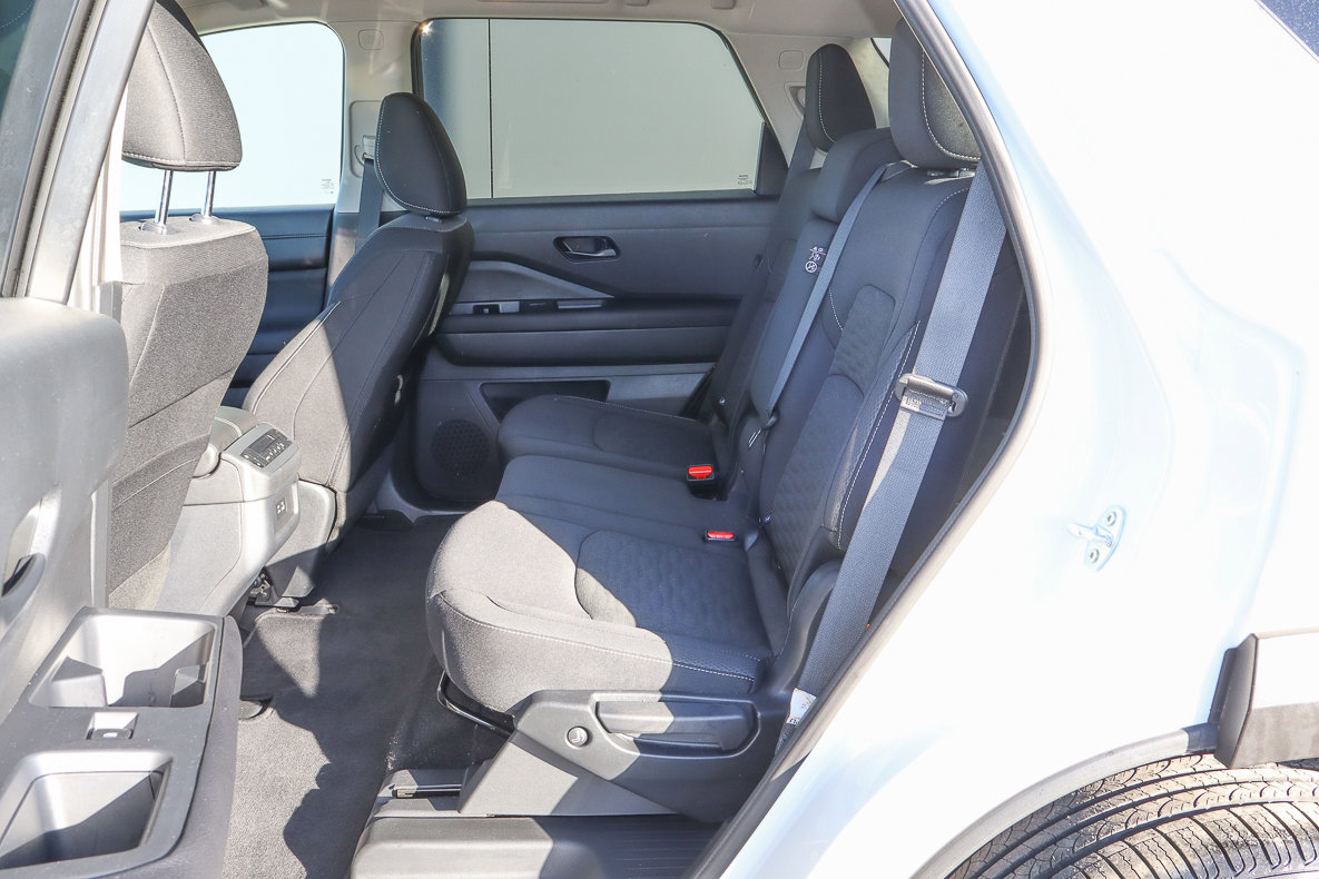 Used 2025 Nissan Pathfinder SV image 8