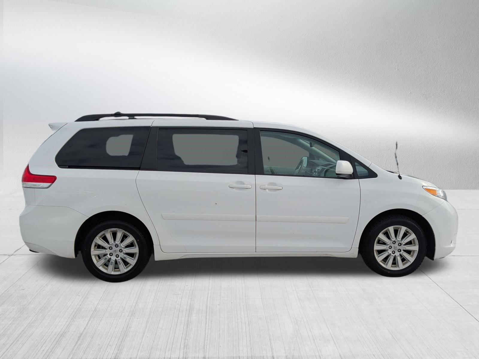 Used 2013 Toyota Sienna LE w/ Towing Pkg AWD/4WD image 8