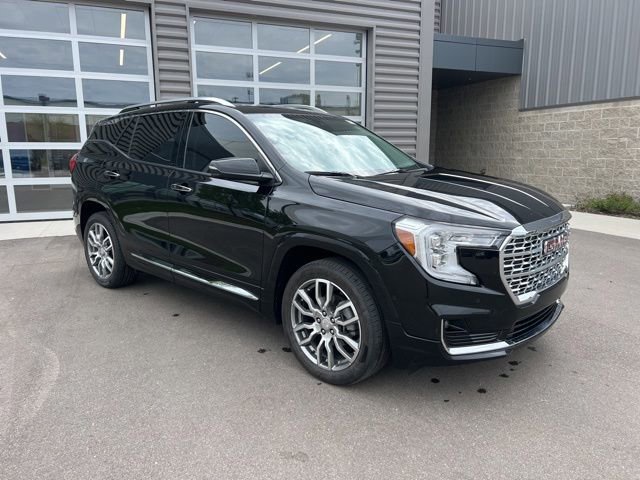 Used 2023 GMC Terrain Denali w/ Denali Premium Package AWD/4WD image 3