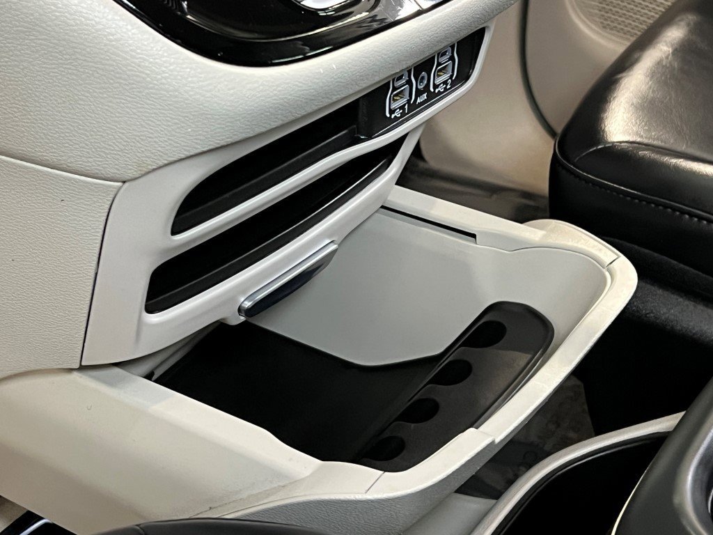 Used 2023 Chrysler Pacifica Touring-L image 51