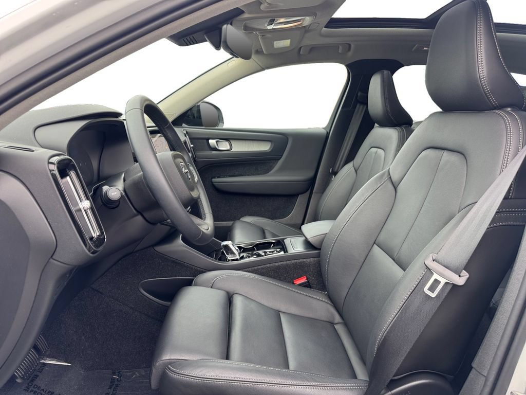 Certified 2025 Volvo XC40 B5 Plus AWD/4WD image 13