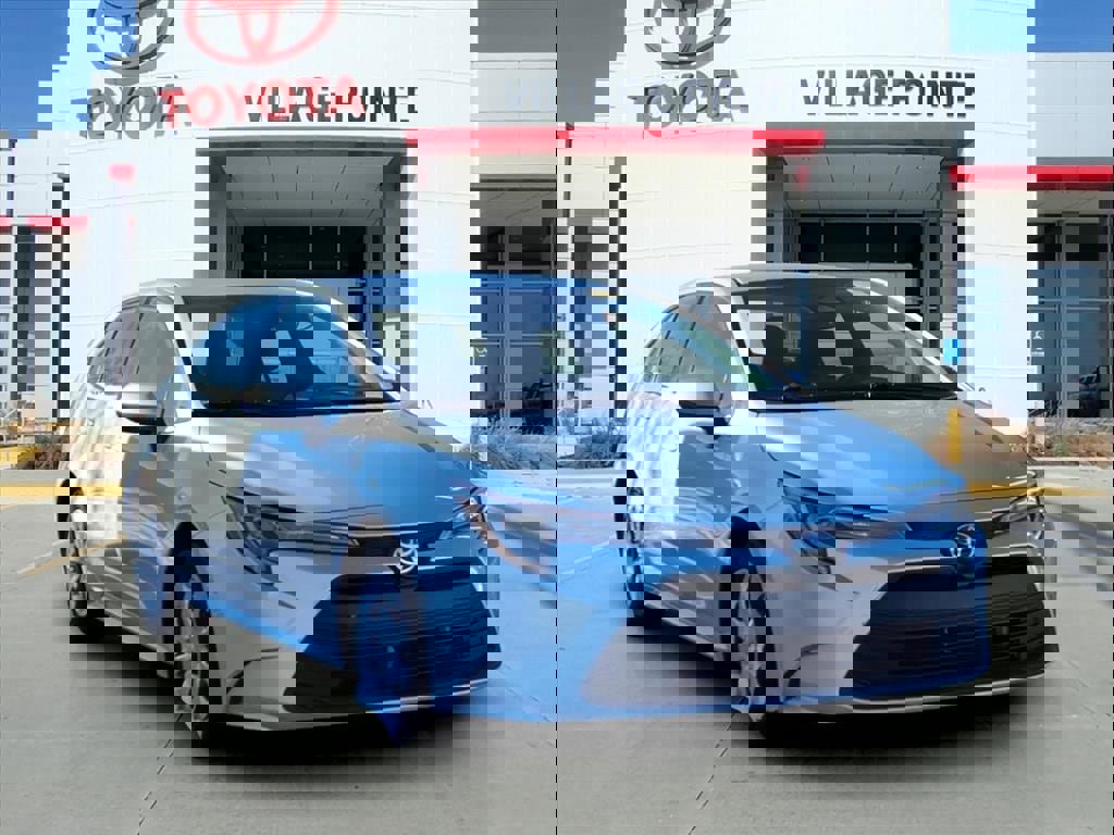 Used 2023 Toyota Corolla LE image 3