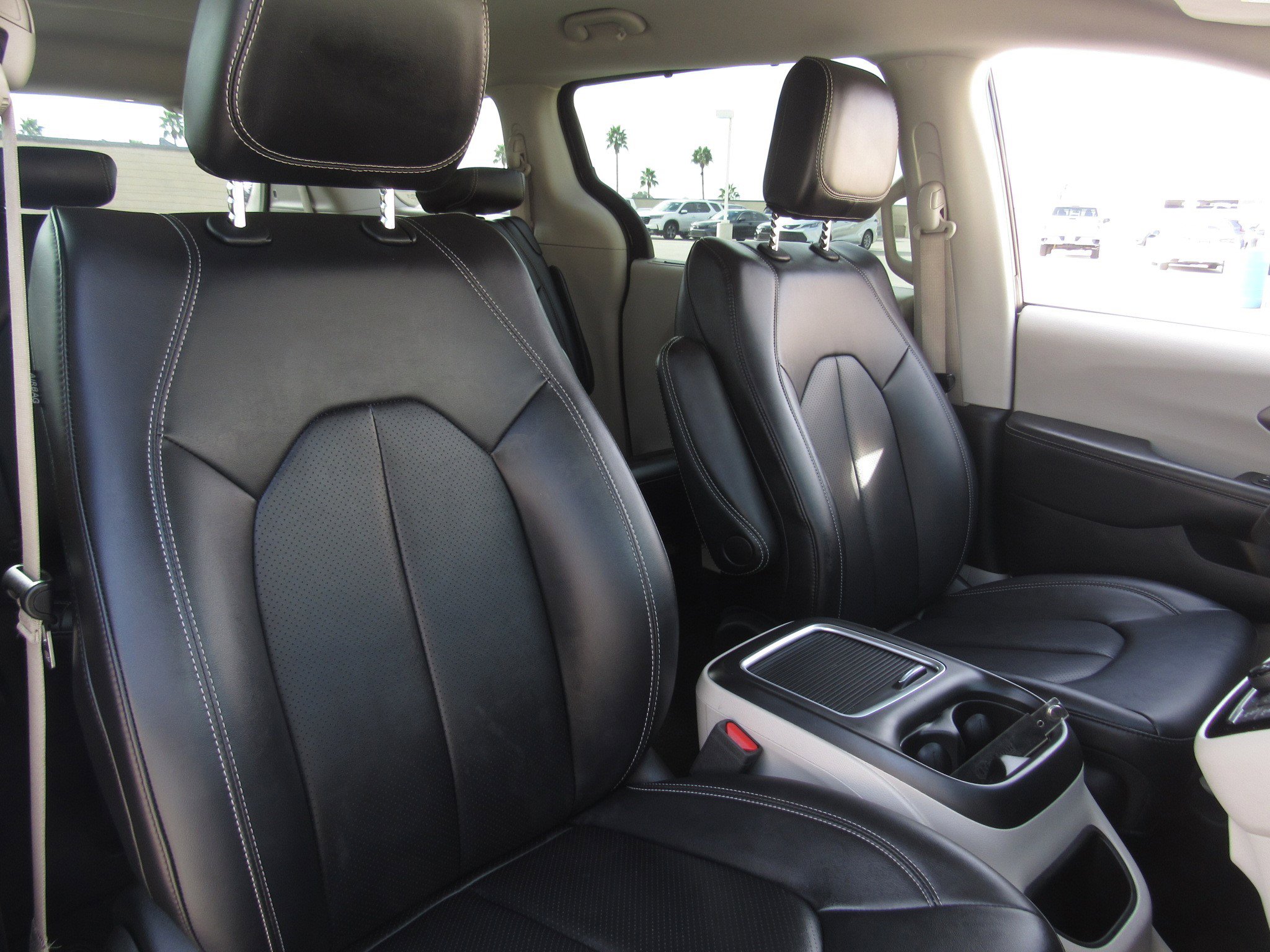 Used 2024 Chrysler Pacifica Touring-L image 10