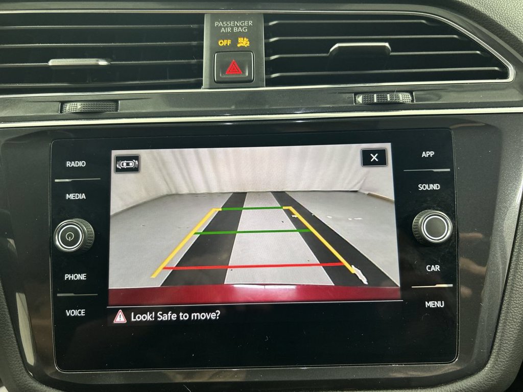 Used 2021 Volkswagen Tiguan SE w/ Panoramic Sunroof Package AWD/4WD image 15