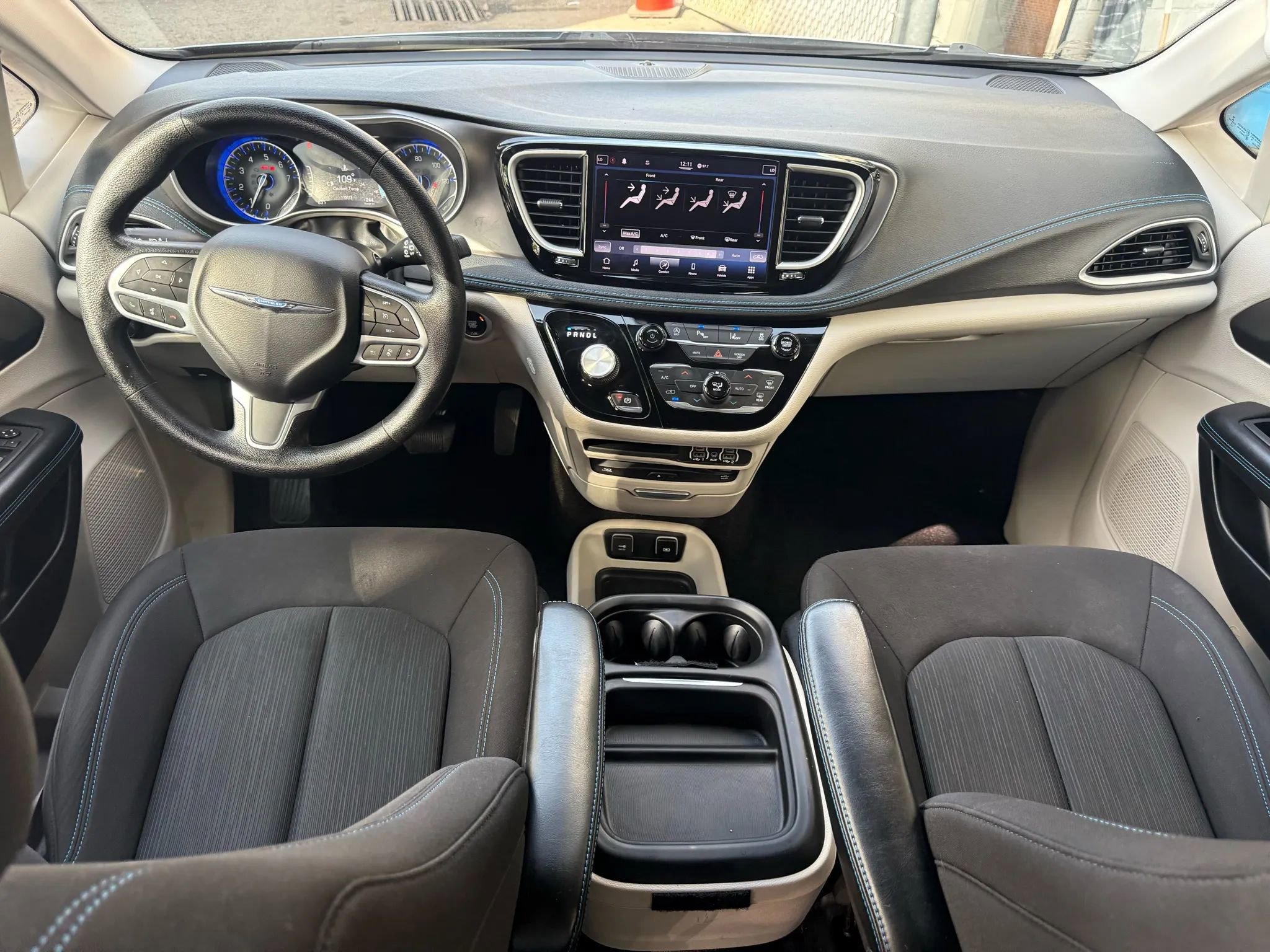 Used 2021 Chrysler Pacifica Touring w/ Uconnect Theater Family Group image 18