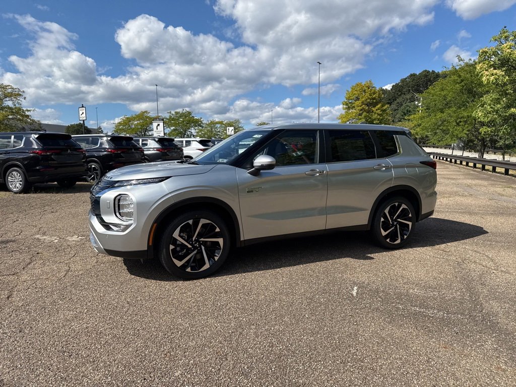 New 2025 Mitsubishi Outlander SE image 13