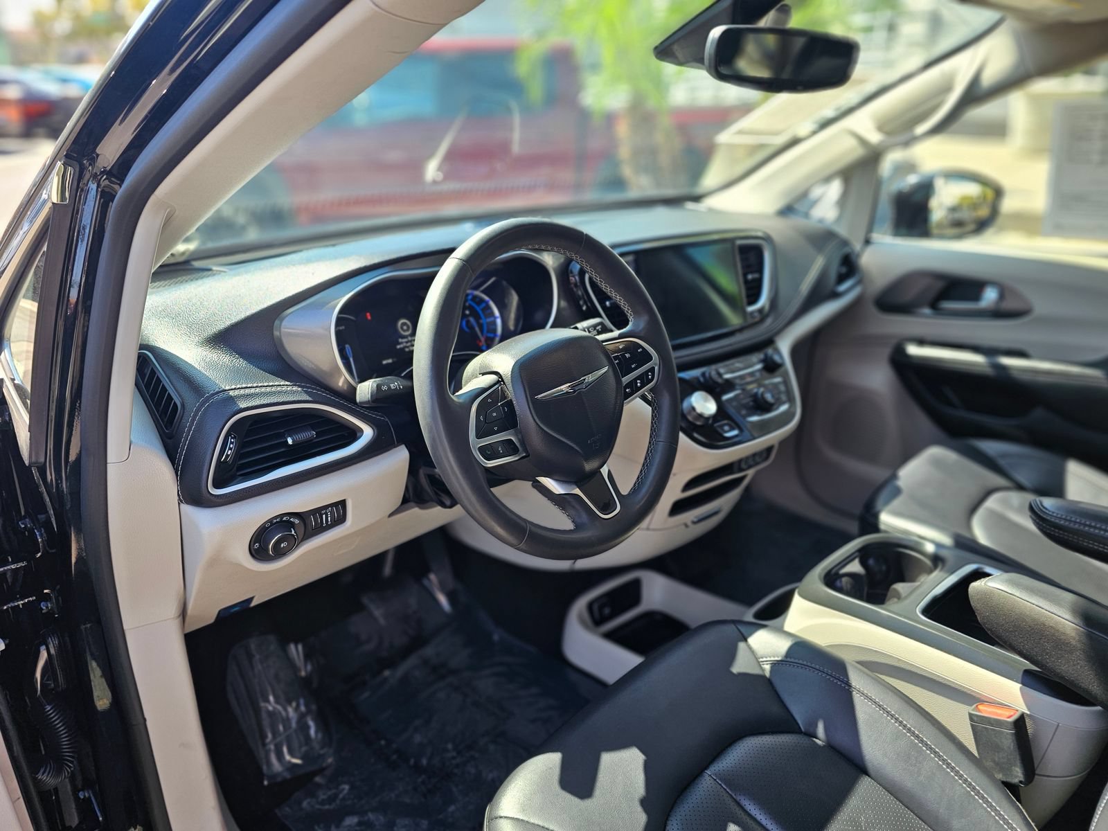 Used 2024 Chrysler Pacifica Limited FWD image 23
