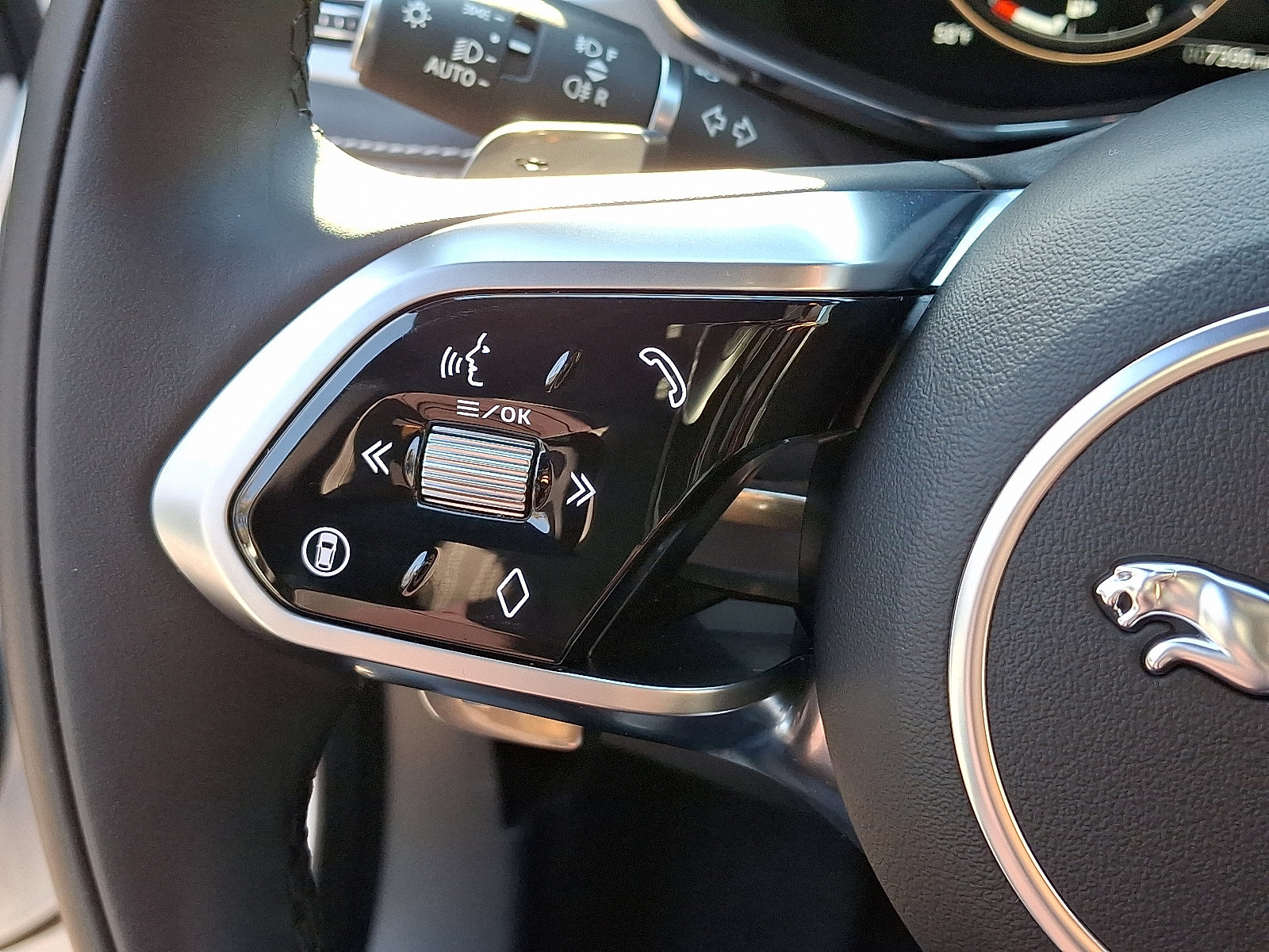 Certified 2025 Jaguar F-PACE R-Dynamic S image 18