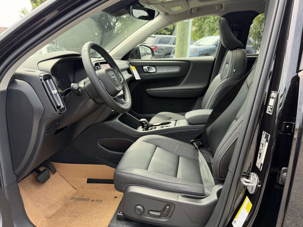 New 2026 Volvo XC40 B4 Core w/ Protection Package FWD image 15