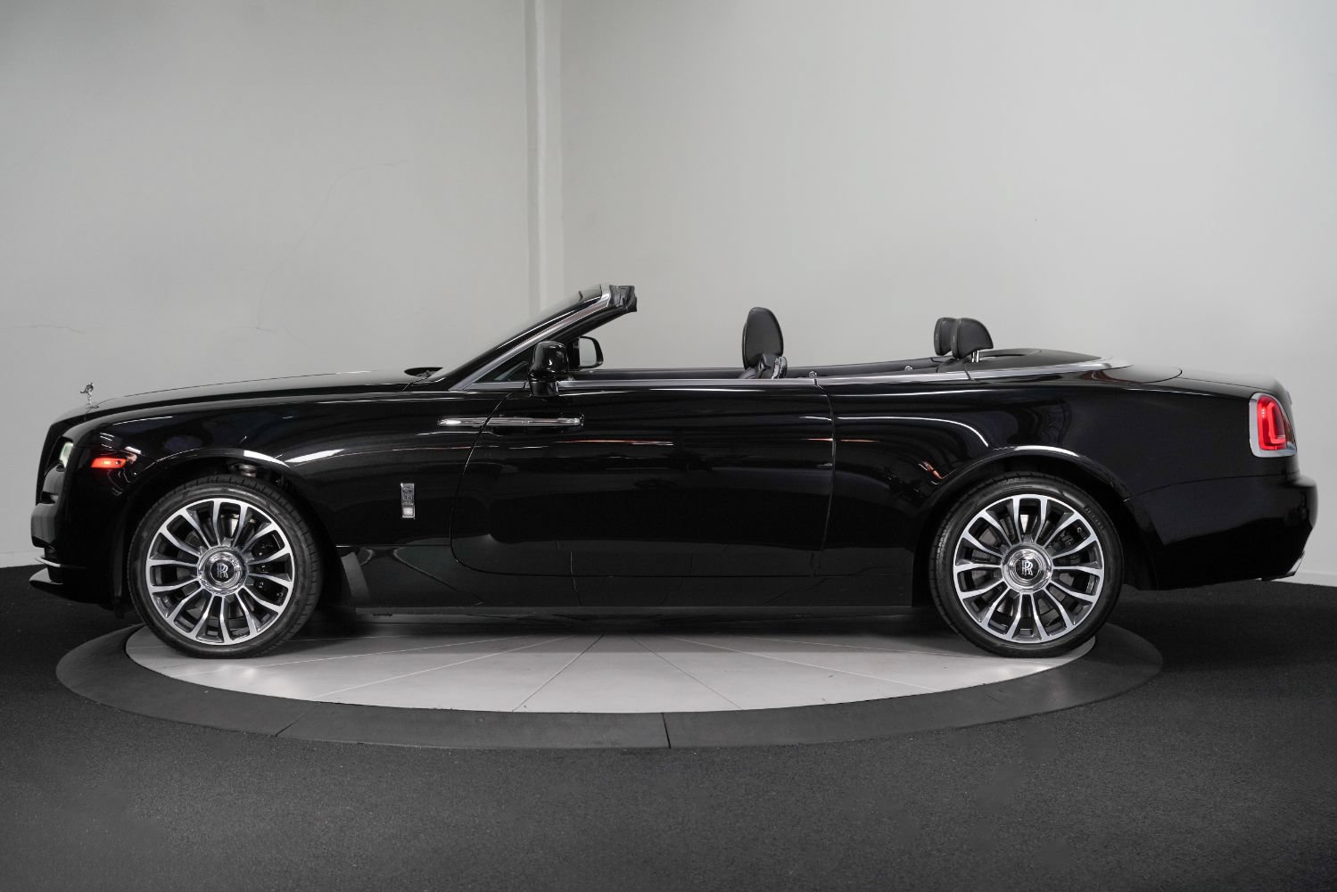 Used 2019 Rolls-Royce Dawn RWD image 6