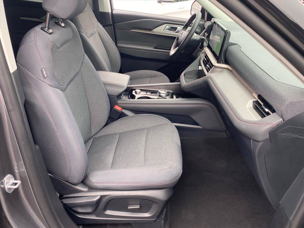 Used 2025 Ford Explorer Active AWD/4WD image 24