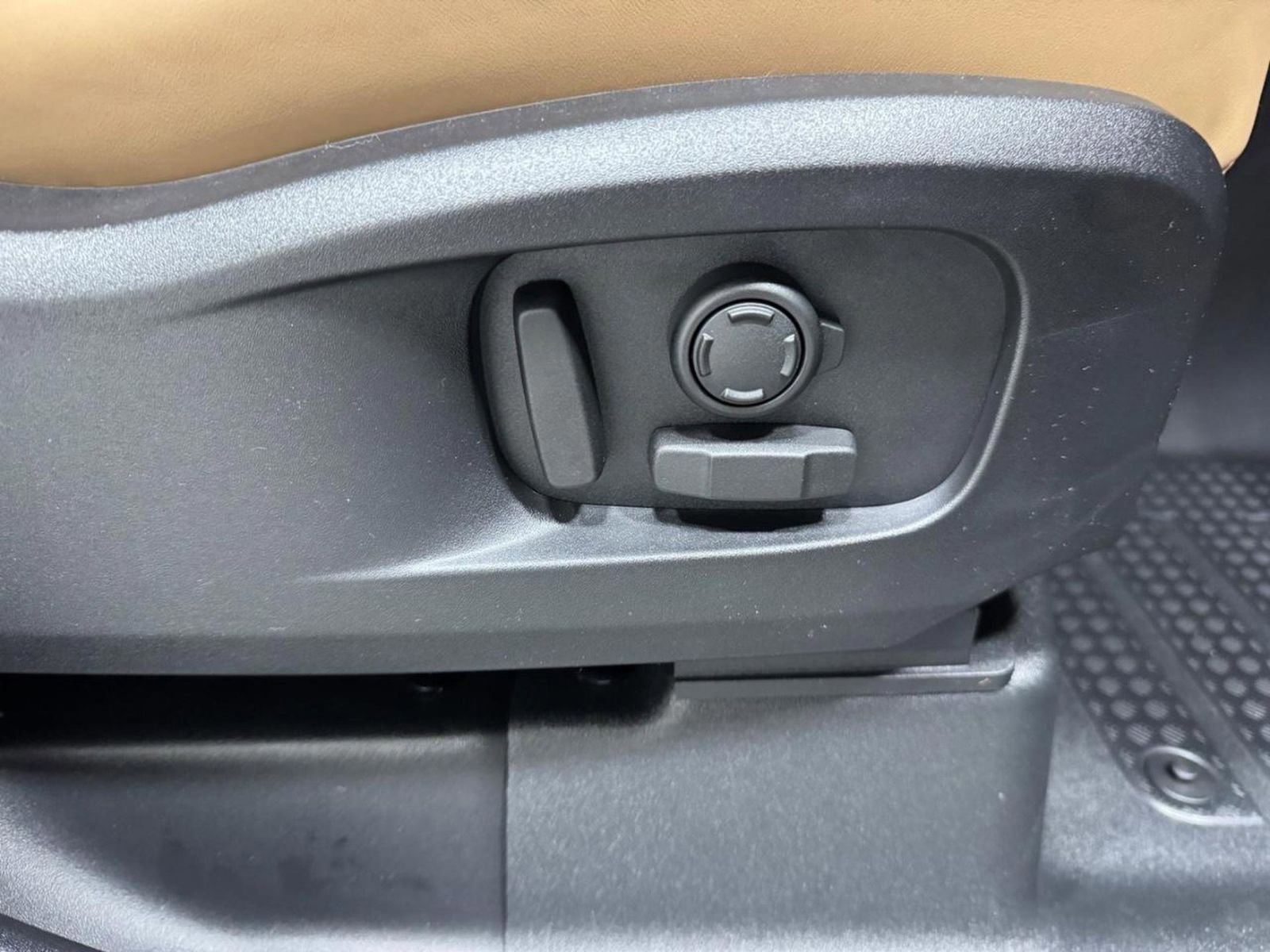 New 2026 Land Rover Defender 110 S image 19