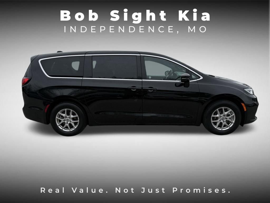Used 2025 Chrysler Pacifica Select FWD image 14