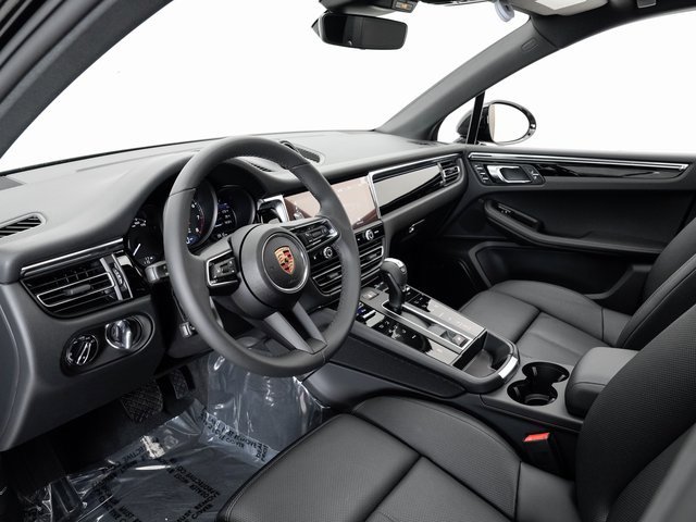 Certified 2025 Porsche Macan image 4