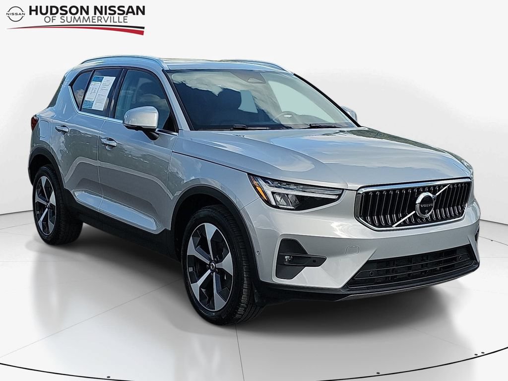 Used 2025 Volvo XC40 B5 Plus AWD/4WD image 1