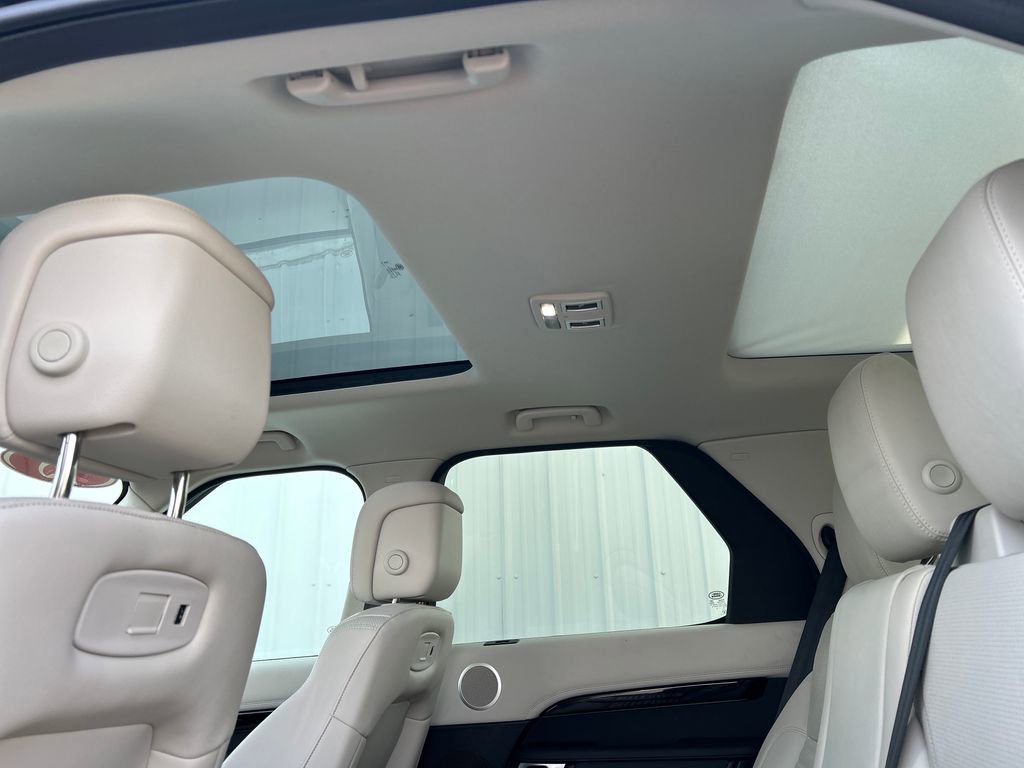 Used 2025 Land Rover Discovery S image 45