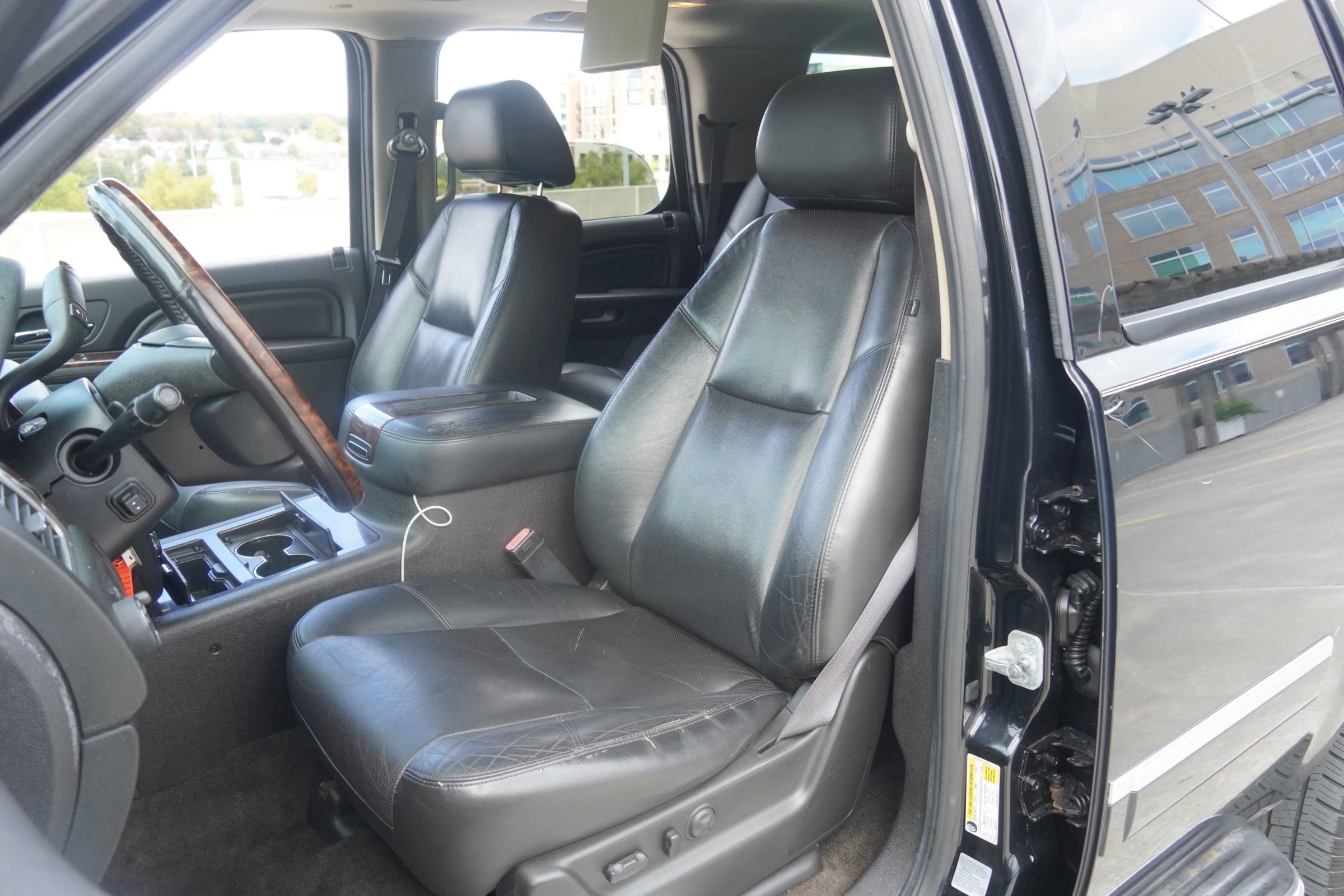Used 2011 GMC Yukon Denali image 35