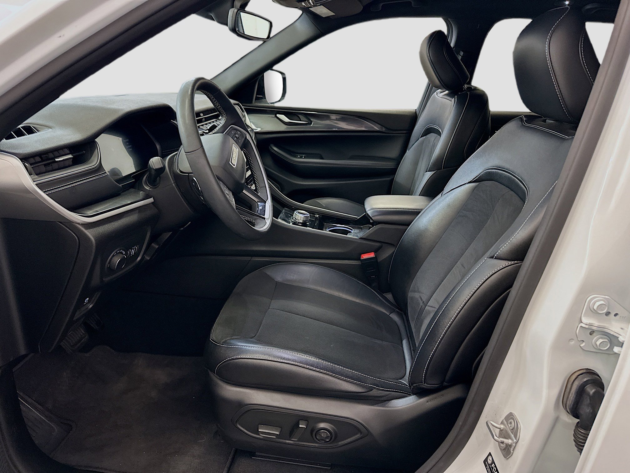 Used 2023 Jeep Grand Cherokee Altitude image 13