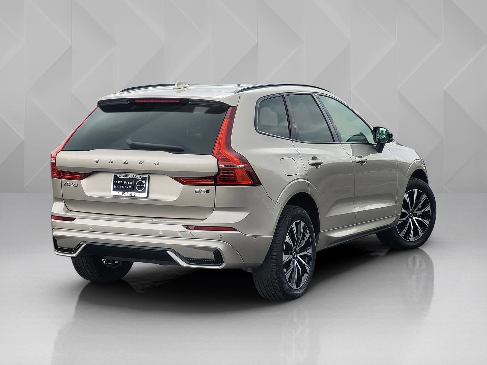 Used 2025 Volvo XC60 B5 Plus AWD/4WD image 9