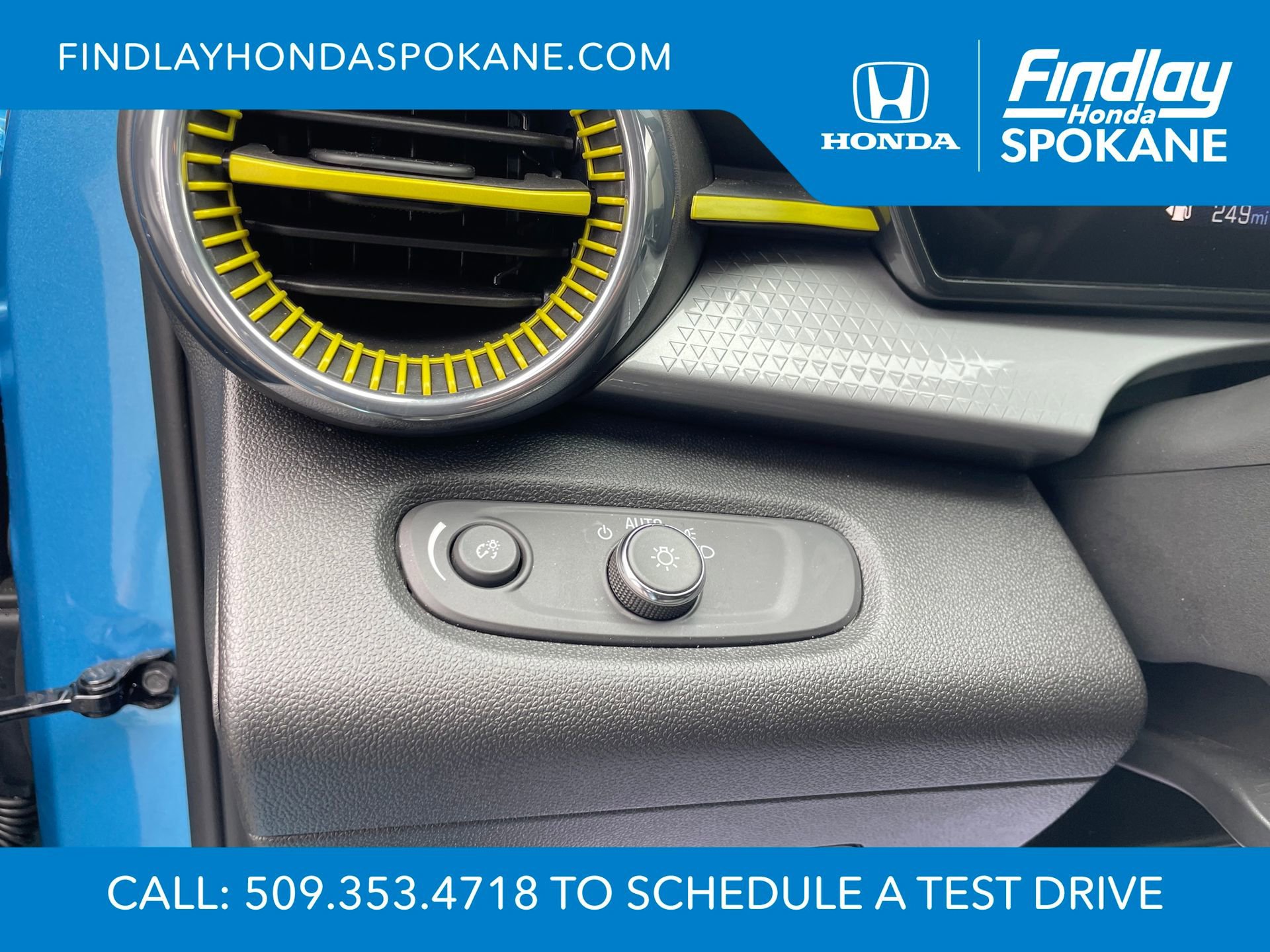 Used 2025 Chevrolet Trax LT w/ LT Convenience Package image 8