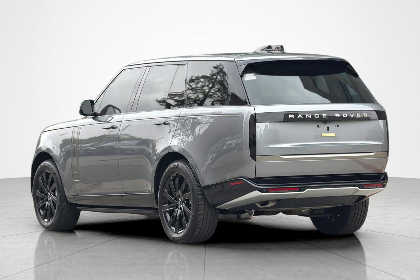 Used 2025 Land Rover Range Rover SE AWD/4WD image 3