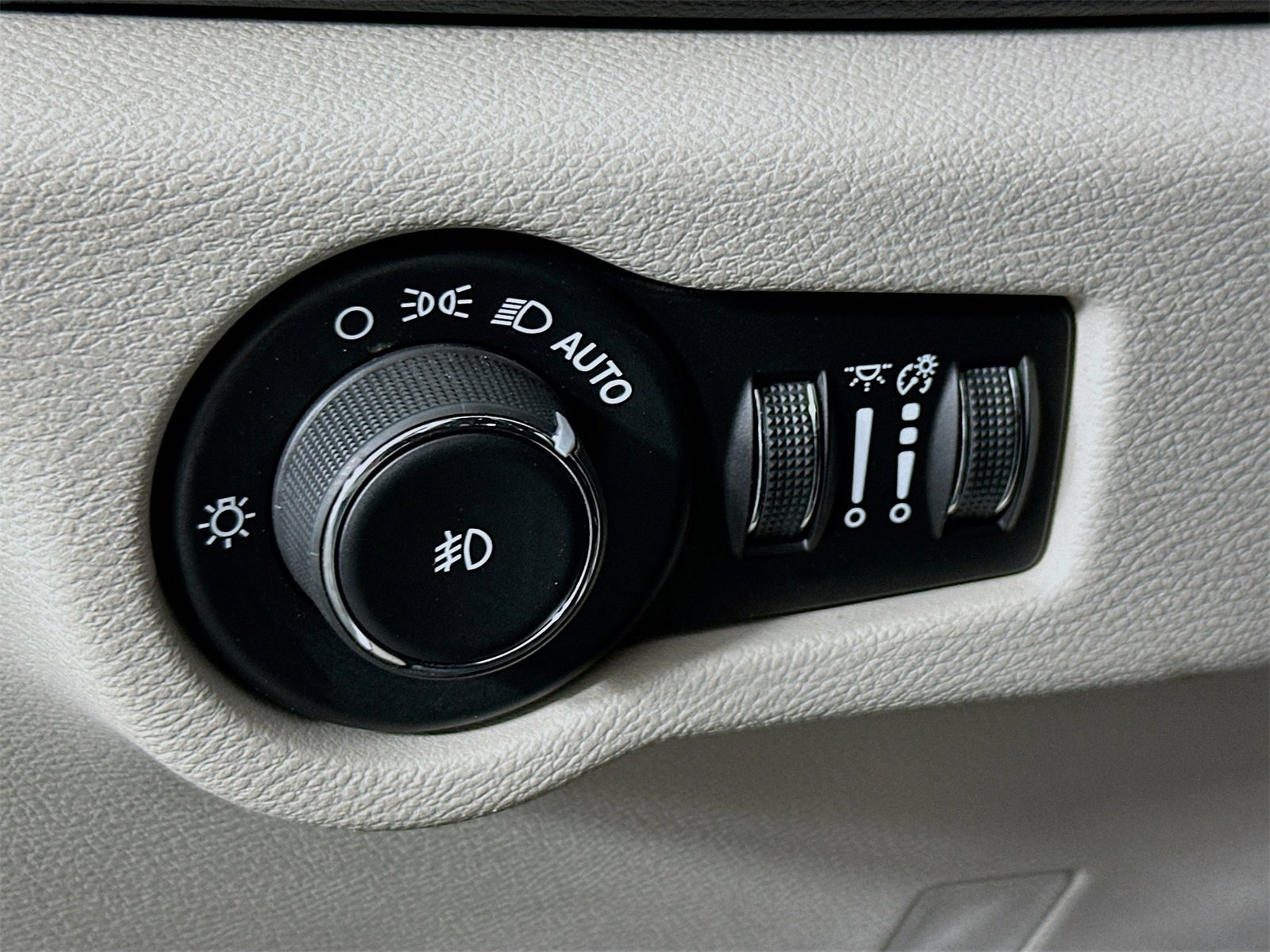 Used 2020 Chrysler Pacifica Touring image 10