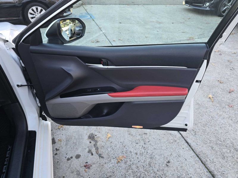 Used 2018 Toyota Camry SE image 18