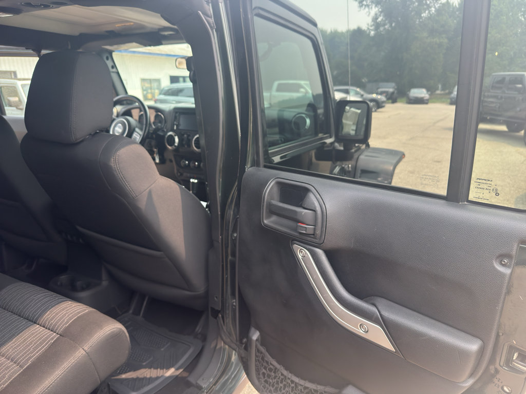 Used 2011 Jeep Wrangler Unlimited Rubicon w/ Connectivity Group AWD/4WD image 38
