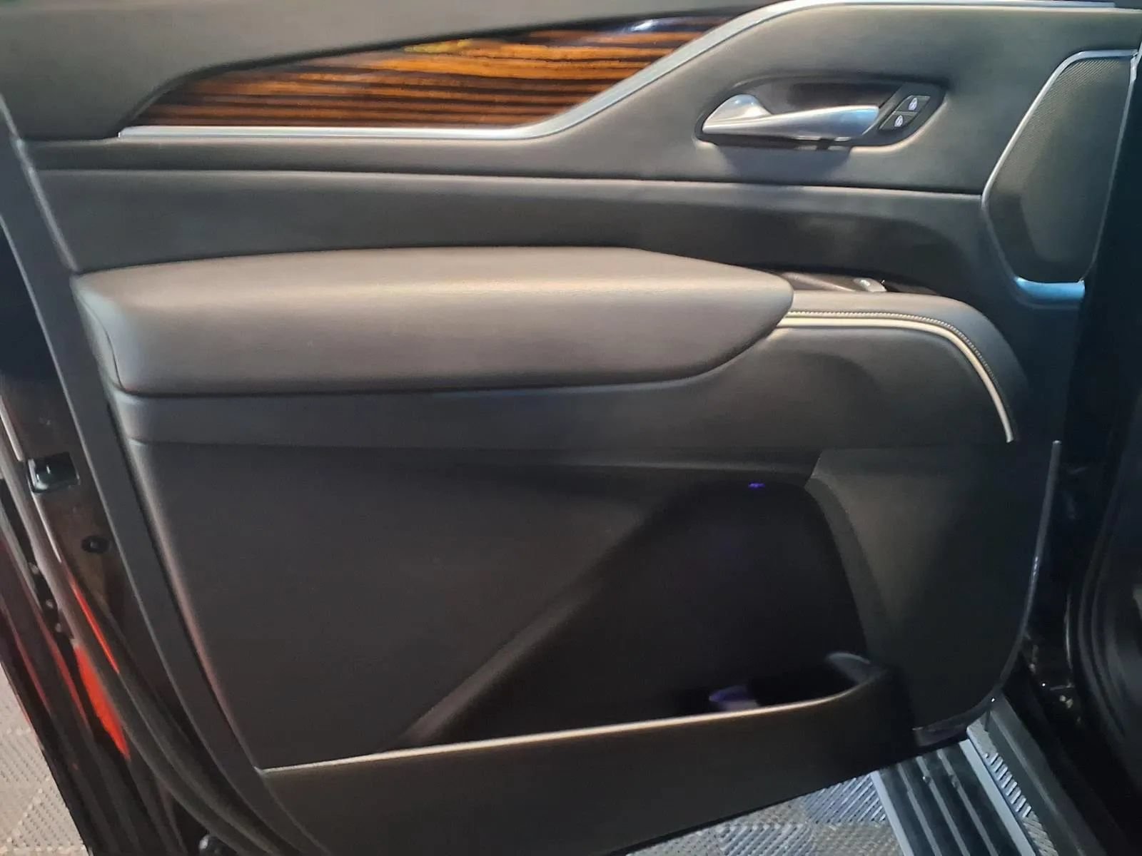 Used 2021 Cadillac Escalade ESV Premium Luxury w/ Driver Assist Tech Package AWD/4WD image 14