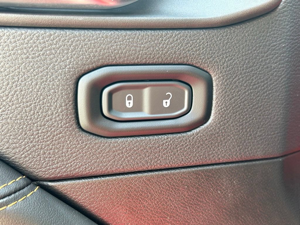 Used 2025 Jeep Wrangler Unlimited Sahara AWD/4WD image 19