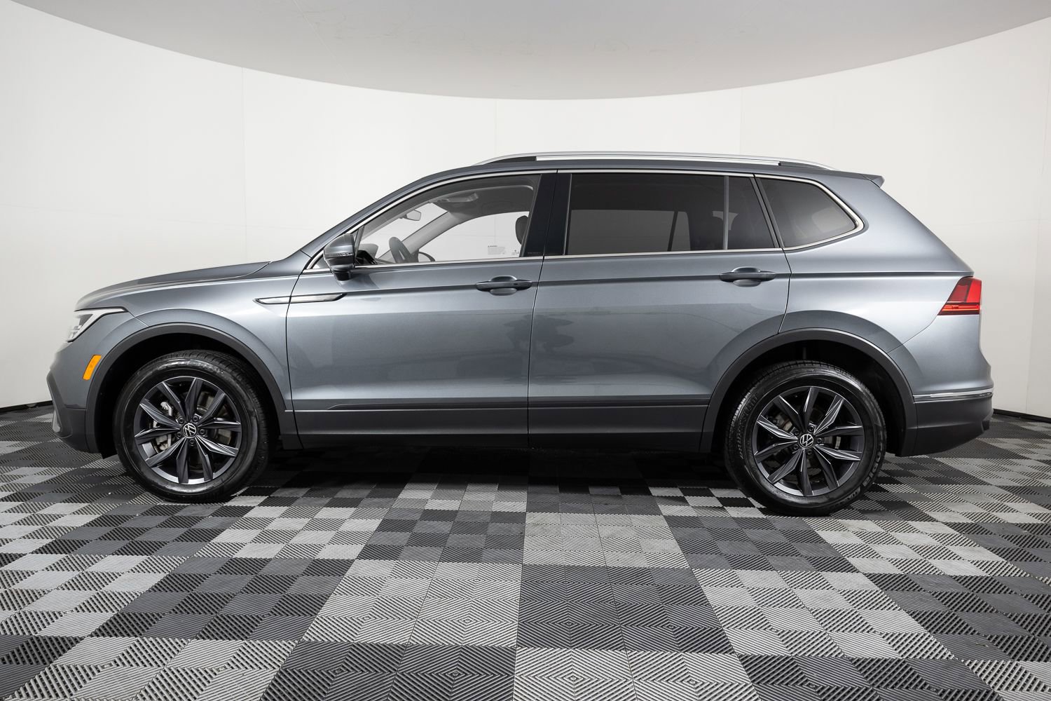 Used 2023 Volkswagen Tiguan SE image 3