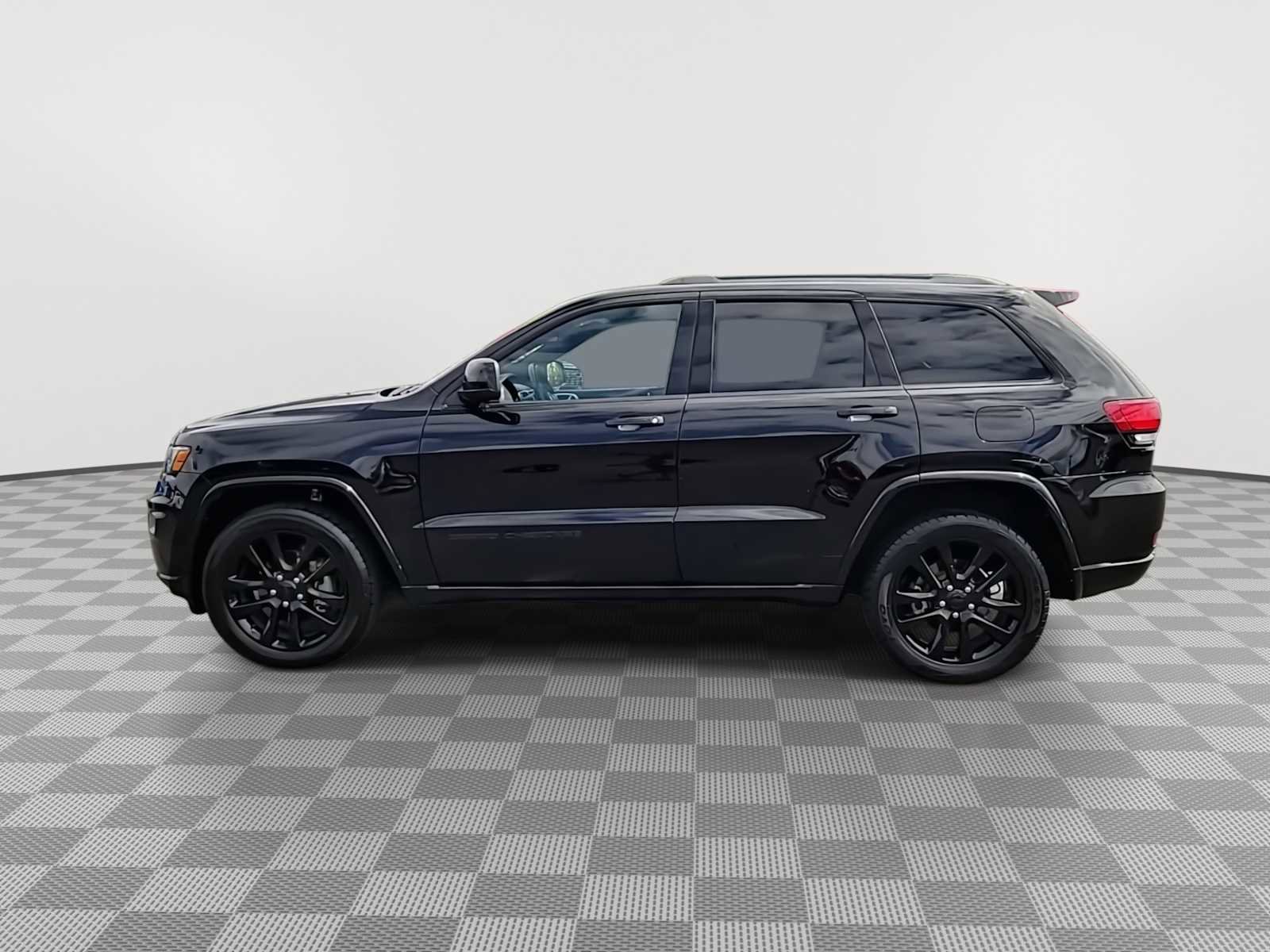 Used 2017 Jeep Grand Cherokee Altitude image 5