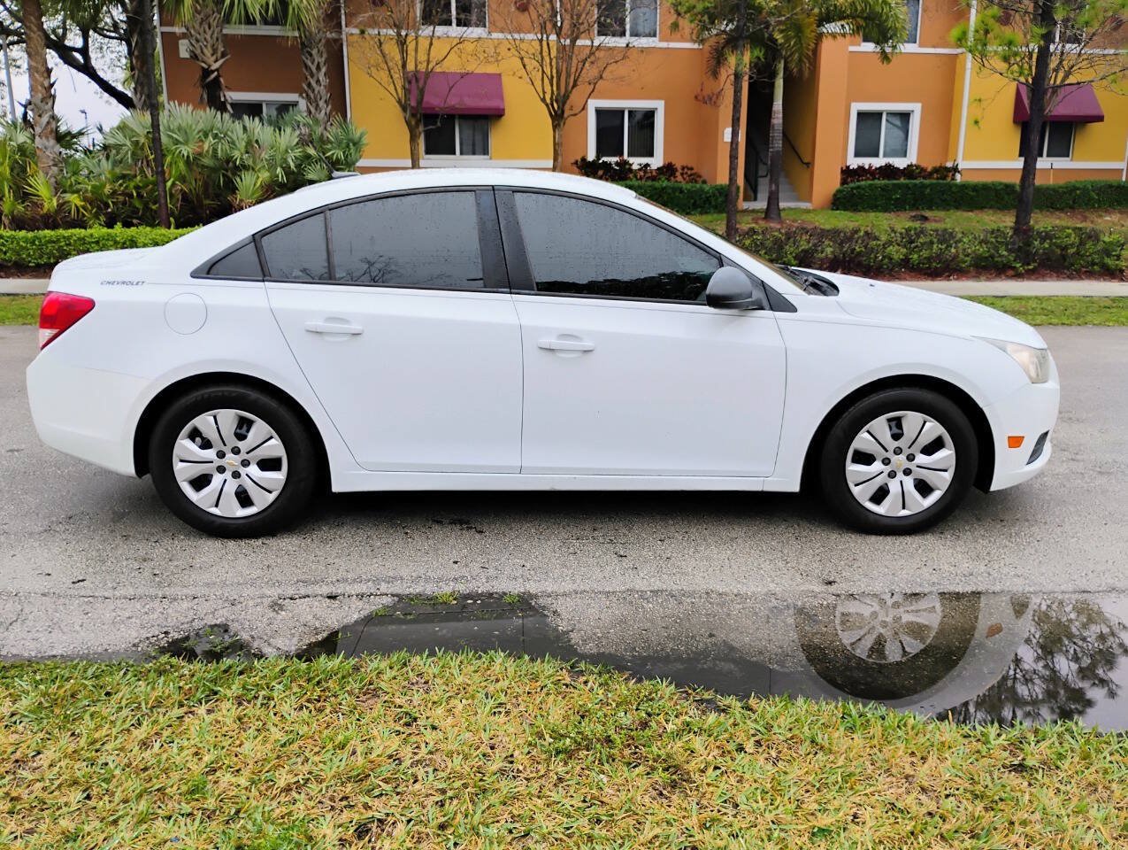 Used 2014 Chevrolet Cruze LS FWD image 2